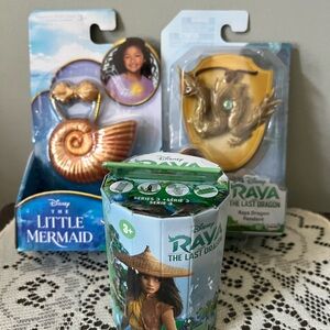 Little Mermaid Lot Ariel Light-Up Seashell Necklace Raya Pendant Mystery Figure